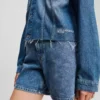 ΧΑΛΑΡΗ ΤΖΑΚΕΤΑ DENIM ΜΕ ΚΡΕΜΜΥΔΙΑ