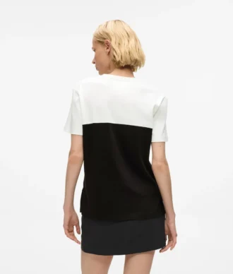 Χαρακτηριστικό μονόχρωμο T-shirt