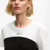 Χαρακτηριστικό μονόχρωμο T-shirt