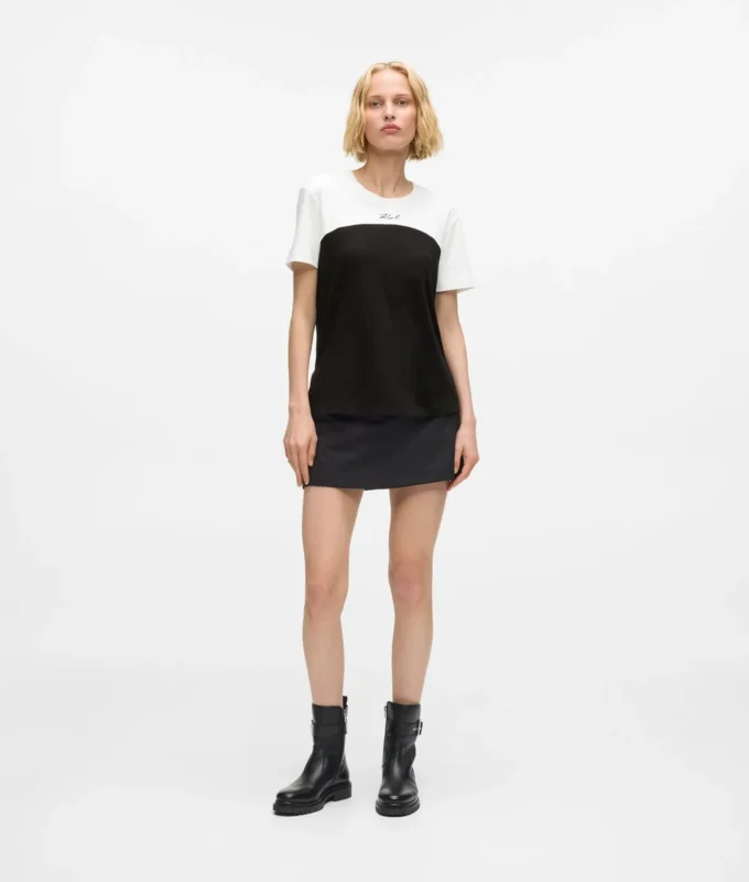 Χαρακτηριστικό μονόχρωμο T-shirt