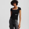 T-SHIRT ΜΕ ΤΕΤΡΑΓΩΝΟ ΛΑΙΜΟ T-SHIRT ΜΕ ΤΕΤΡΑΓΩΝΟ ΛΑΙΜΟ