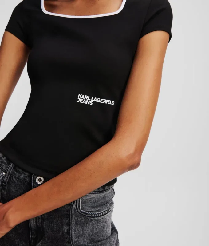 T-SHIRT ΜΕ ΤΕΤΡΑΓΩΝΟ ΛΑΙΜΟ T-SHIRT ΜΕ ΤΕΤΡΑΓΩΝΟ ΛΑΙΜΟ