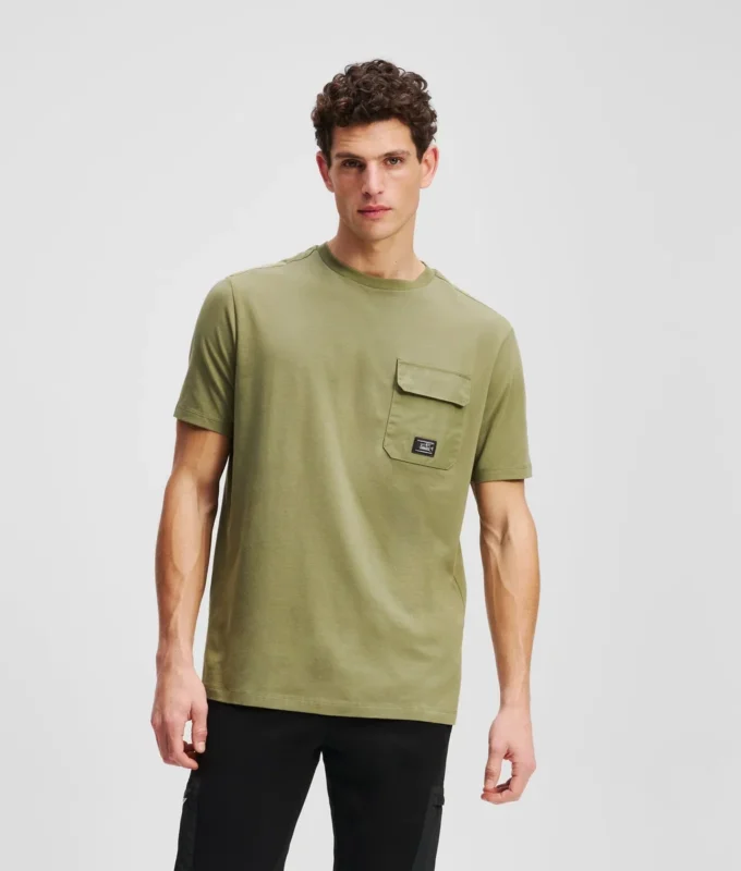 T-SHIRT ΜΕ ΤΣΕΠΗ ΣΤΟ ΣΤΉΘΟΣ T-SHIRT ΜΕ ΤΣΕΠΗ ΣΤΟ ΣΤΉΘΟΣ