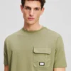 T-SHIRT ΜΕ ΤΣΕΠΗ ΣΤΟ ΣΤΉΘΟΣ T-SHIRT ΜΕ ΤΣΕΠΗ ΣΤΟ ΣΤΉΘΟΣ