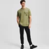 T-SHIRT ΜΕ ΤΣΕΠΗ ΣΤΟ ΣΤΉΘΟΣ T-SHIRT ΜΕ ΤΣΕΠΗ ΣΤΟ ΣΤΉΘΟΣ