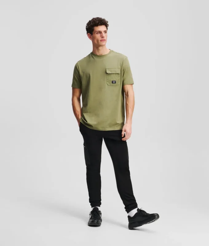 T-SHIRT ΜΕ ΤΣΕΠΗ ΣΤΟ ΣΤΉΘΟΣ T-SHIRT ΜΕ ΤΣΕΠΗ ΣΤΟ ΣΤΉΘΟΣ