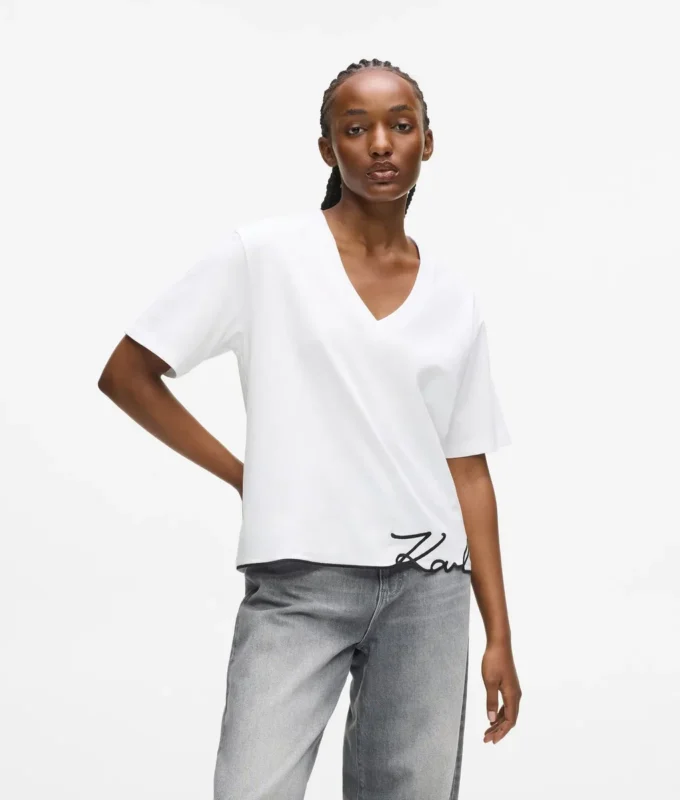 T-shirt με V λαιμόκοψη και χαρακτηριστικό στρίφωμα T-shirt με V λαιμόκοψη και χαρακτηριστικό στρίφωμα