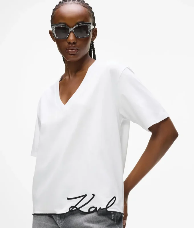 T-shirt με V λαιμόκοψη και χαρακτηριστικό στρίφωμα T-shirt με V λαιμόκοψη και χαρακτηριστικό στρίφωμα