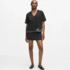T-shirt με V λαιμόκοψη και χαρακτηριστικό στρίφωμα T-shirt με V λαιμόκοψη και χαρακτηριστικό στρίφωμα