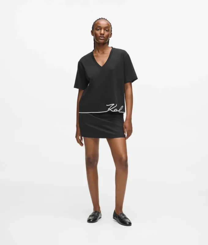 T-shirt με V λαιμόκοψη και χαρακτηριστικό στρίφωμα T-shirt με V λαιμόκοψη και χαρακτηριστικό στρίφωμα