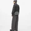 Τσάντα crossbody από πλυμένο τζιν