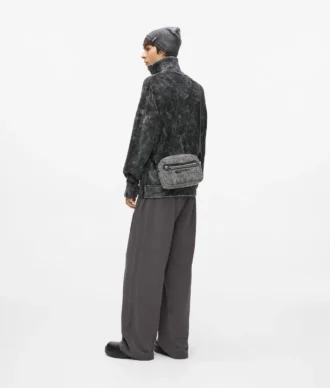 Τσάντα crossbody από πλυμένο τζιν