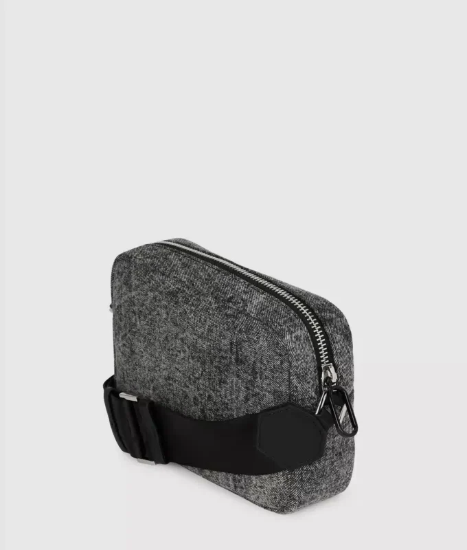 Τσάντα crossbody από πλυμένο τζιν