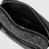 Τσάντα crossbody από πλυμένο τζιν