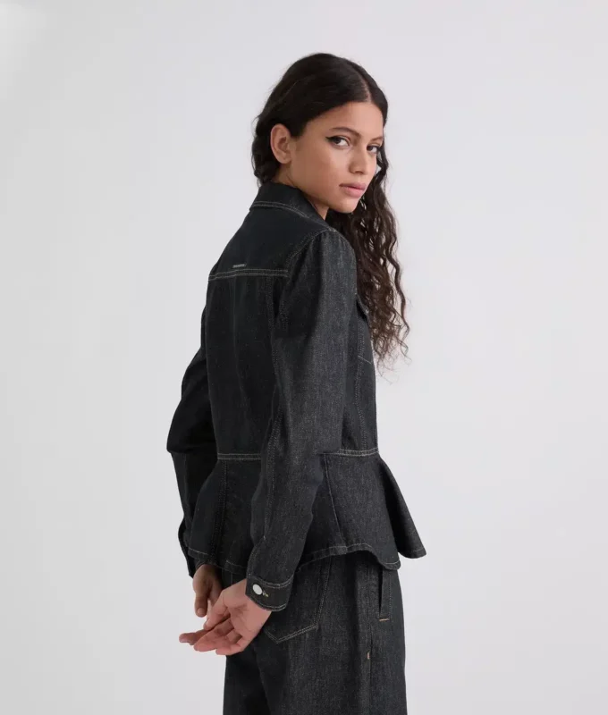 ΤΖΑΚΕΤΑ DENIM ΜΕ ΚΟΝΤΡΑΣΤ ΡΑΦΕΣ