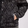 ΤΖΑΚΕΤΑ DENIM ΜΕ ΟΛΟΚΛΗΡΩΜΕΝΟ ΤΥΠΩΜΑ
