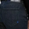 Τζιν με φαρδιά μπατζάκια και σχισμένο στρίφωμα