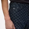 Τζιν με μοτίβο Monogram σε όλο το μήκος